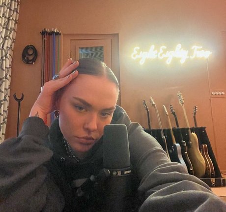 Taylor Upsahl セクシーなスター 画像