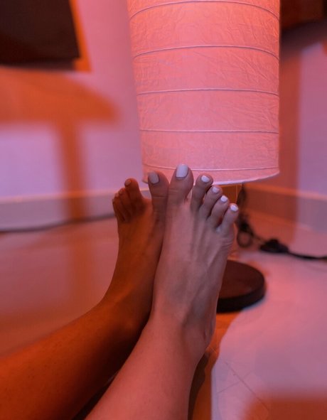 eurasian feet エロティックなスター 画像