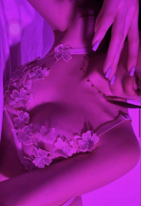 曲線美のラテン系オンリーファンズ セクシーヌード 画像