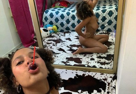 曲線美の女の子オンリーファンズ ホット 画像