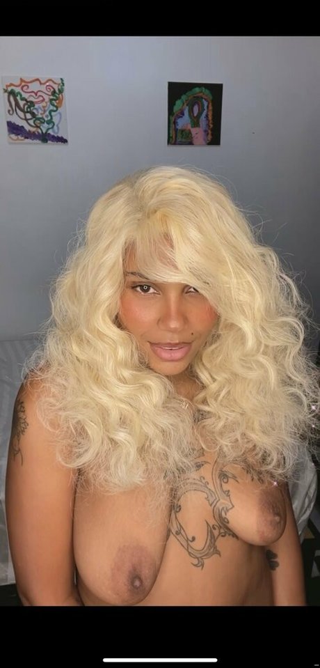 ぽっちゃりブロンドのオンリーファンズ セクシーヌード 写真