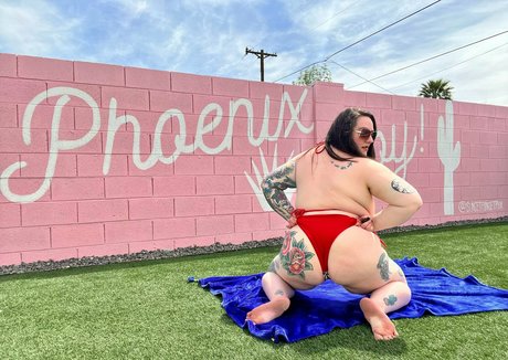 オイルを塗った巨乳OnlyFans セクシー 写真