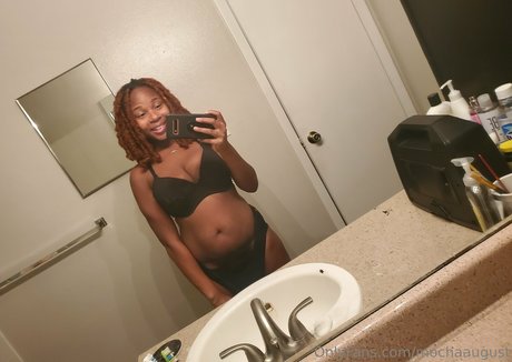 mochaaugust エロティック女優 写真