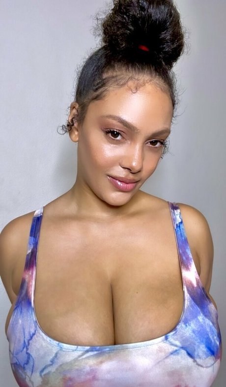 famousaria ポルノモデル 写真