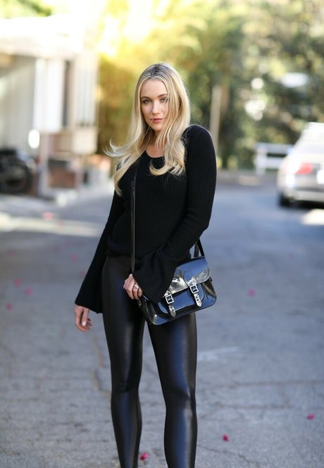 背が高くて巨乳のOnlyFans セクシー 写真