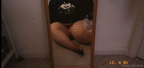 ピアス乳首オンリーファンズ ホット裸 写真