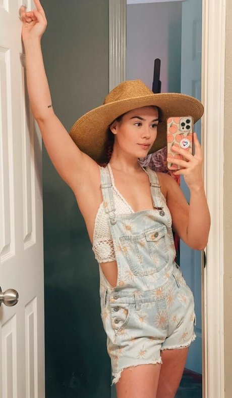 巨乳で曲線美のOnlyFans ポルノグラフィック 写真