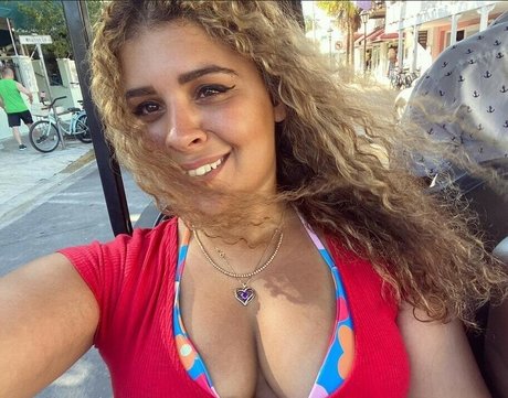 お金 オンリーファンズ ポルノ 画像