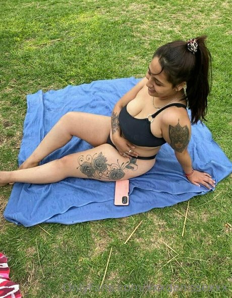 巨大なチンポを持つシーメールオンリーファンズ ホット 写真