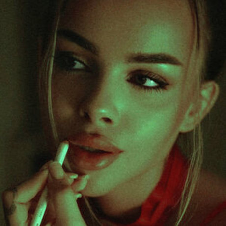 平らな胸のオンリーファンズ セクシーヌード 写真