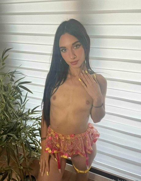 マンコを広げるオンリーファンズ 可愛い 画像