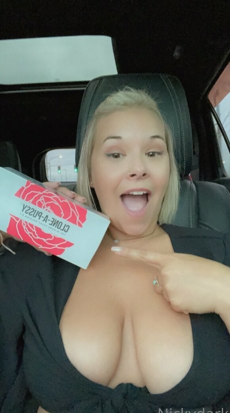 若い黒人女性オンリーファンズ ホット裸 画像