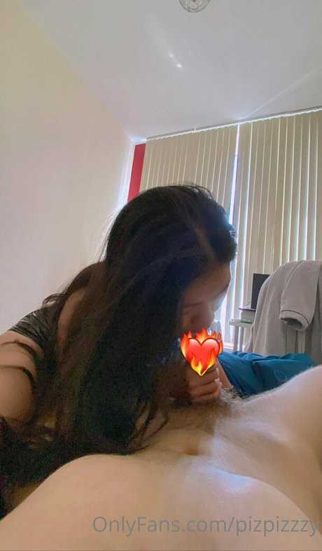 pizpizzzy 裸のスター 画像