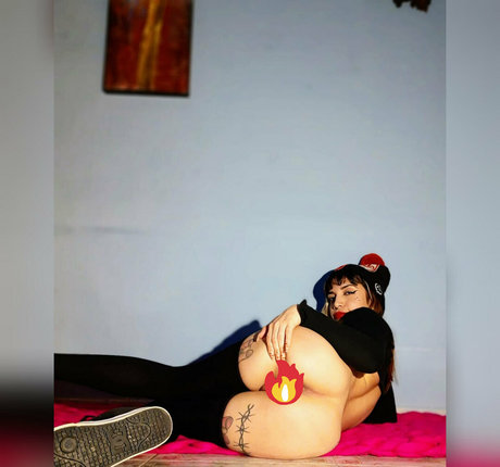 金髪レズビアンオンリーファンズ セクシー 画像