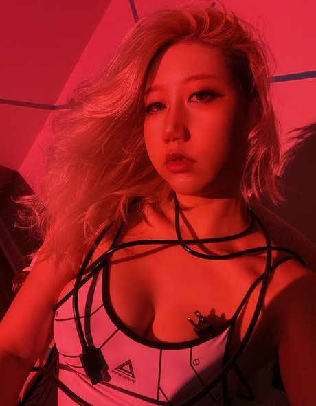 曲線美の女の子オンリーファンズ 美しいポルノ 写真