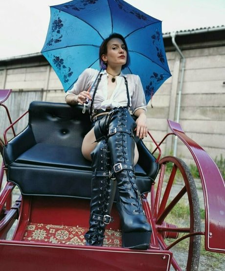 Miss Flora Femdom 女優 画像