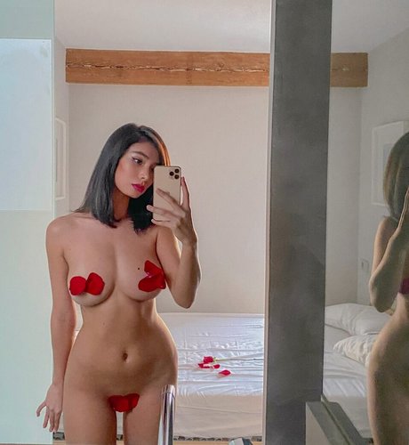 巨乳で曲線美のOnlyFans HD 画像