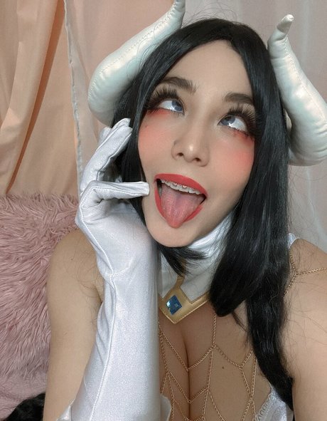 痩せたブルネットのオンリーファンズ アートポルノ 画像