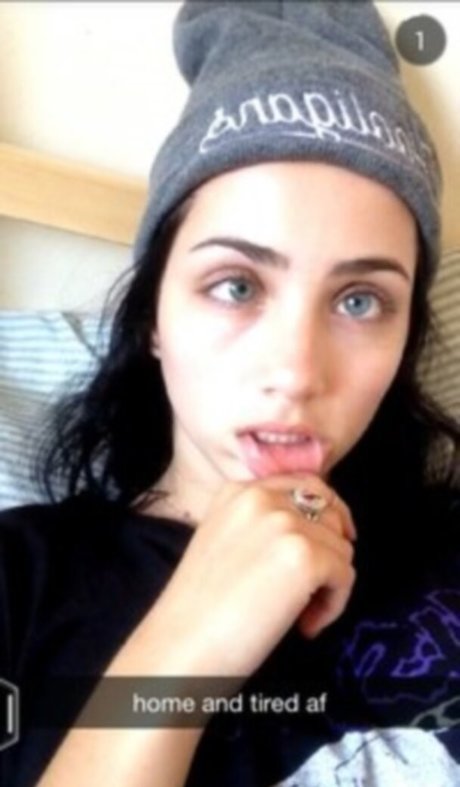 Emily Rudd エロティックなポルノスター ギャラリー