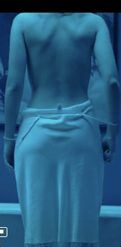 Emily Rudd エロティックモデル 写真