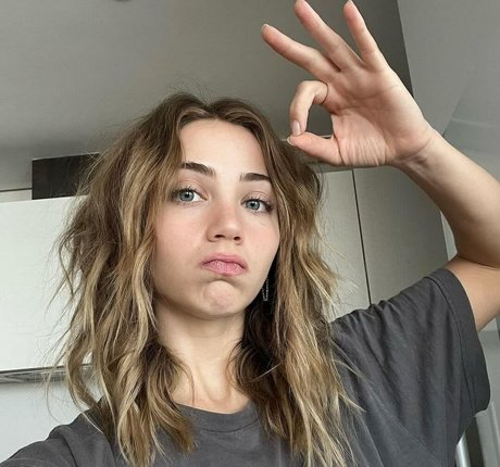 Emily Rudd 素敵なスター ギャラリー