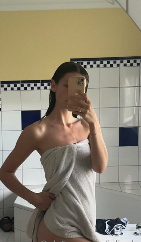 細身の小柄なオンリーファンズ アートポルノ 画像