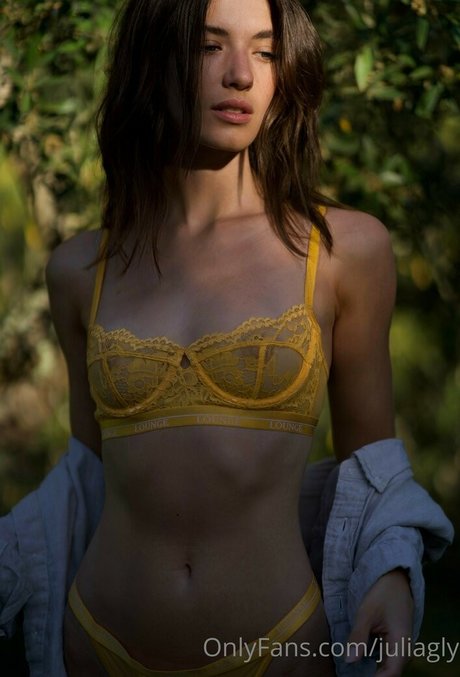 Julia Gauly ポルノスター ヌード 画像