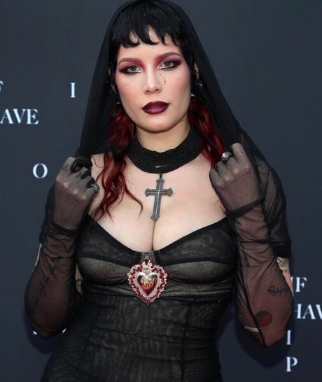 垂れ下がった熟女OnlyFans アート裸 画像