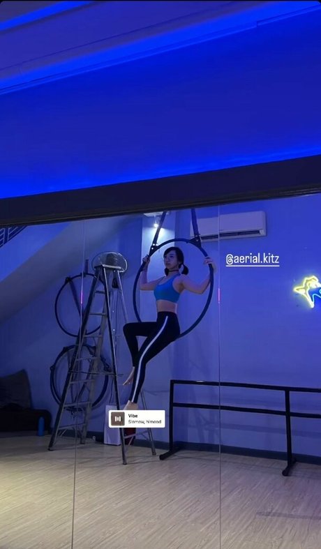 巨大な天然おっぱいオンリーファンズ アートヌード 写真