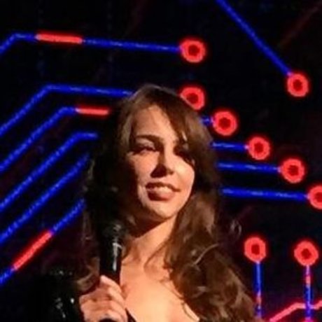 曲線美のラテン系オンリーファンズ アート裸 ギャラリー