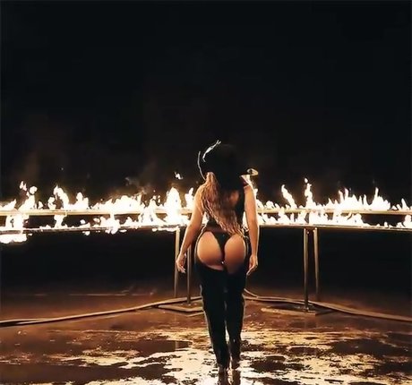 巨乳の黒人女性オンリーファンズ アートヌード 写真