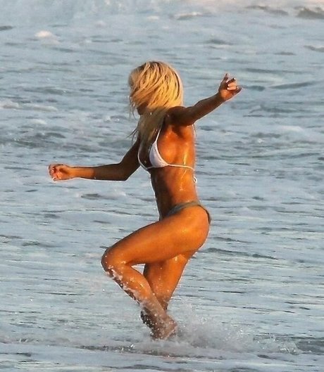 小柄な妻OnlyFans アート裸 画像