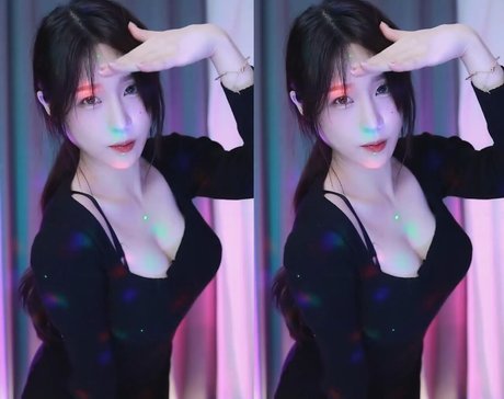 巨乳の赤毛オンリーファンズ セクシー 写真