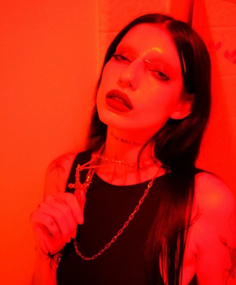 痩せたティーンのオンリーファンズ アダルト無料 写真