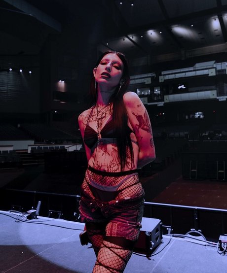 ピアス乳首オンリーファンズ アートヌード 写真