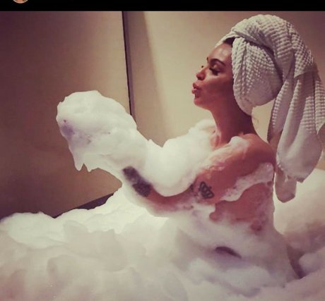 Karine Pontes エロティックなモデル 写真