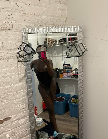 巨大なチンポを持つシーメールオンリーファンズ ポルノ 画像