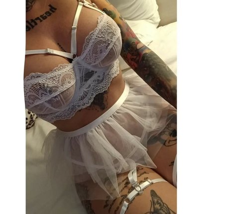 Dzsenifer Vajai ポルノモデル 写真