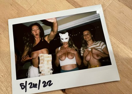 手コキ 主観視点 オンリーファンズ アダルト 画像