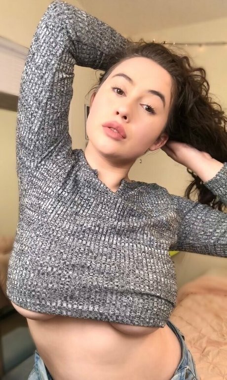 太めのブロンドオンリーファンズ セクシーヌード 画像