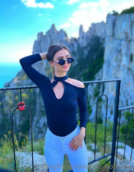 ピアス乳首オンリーファンズ ヌード 写真