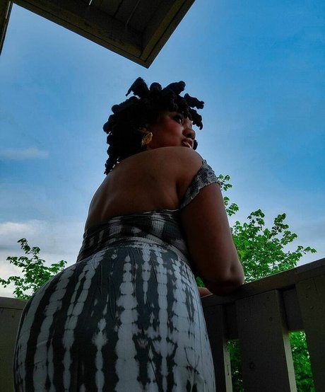 大きなお尻のブロンドのオンリーファンズ 無料エロ 写真