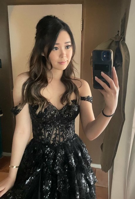 ExtraEmily 裸のポルノスター 写真