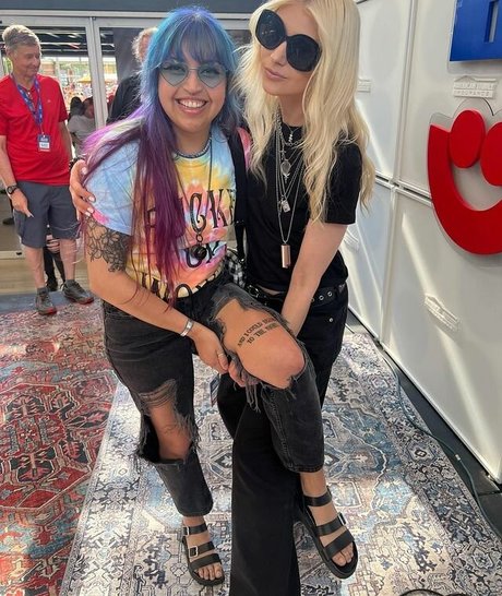 痩せたティーンのオンリーファンズ HD ギャラリー