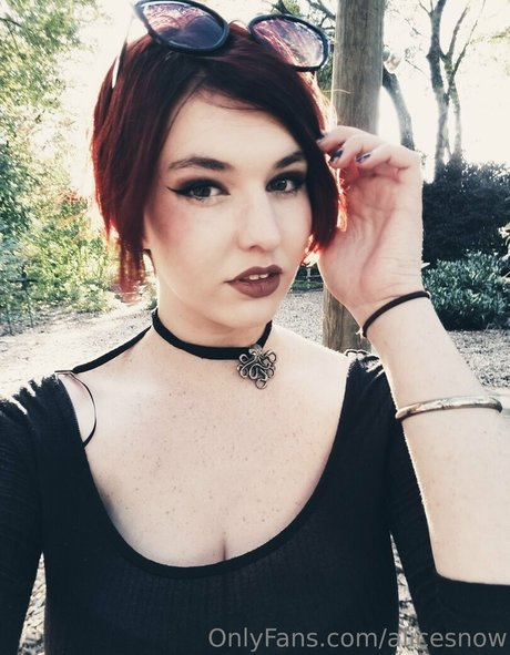 曲線美の女の子オンリーファンズ ホット 写真