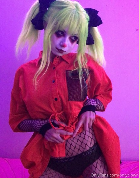 曲線美のラテン系オンリーファンズ アート裸 写真