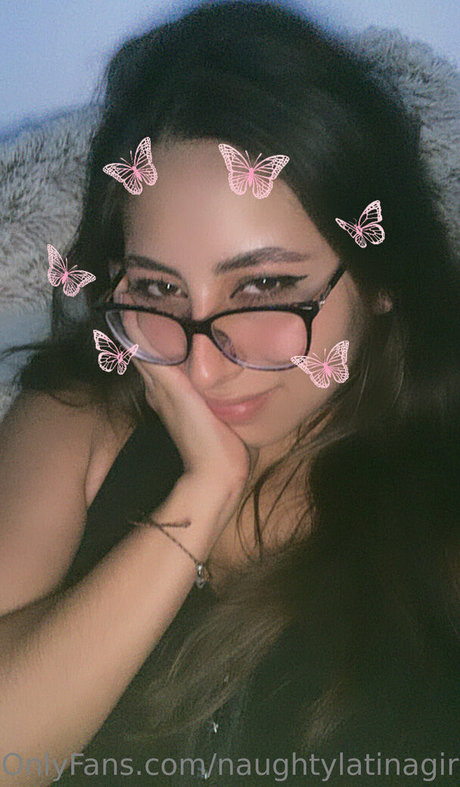 naughtylatinagirl かわいいモデル 写真