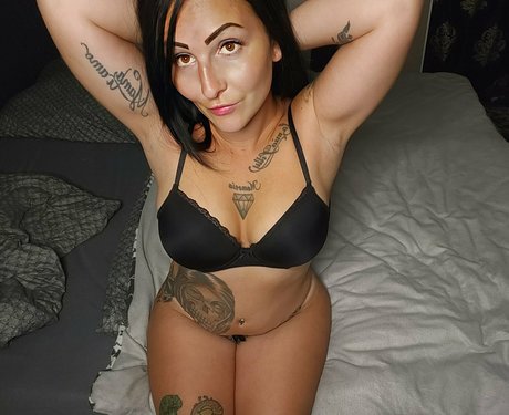 アナル舐めオンリーファンズ 裸 画像