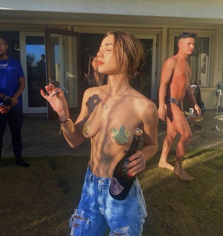 Mia Beyer 裸のモデル 写真