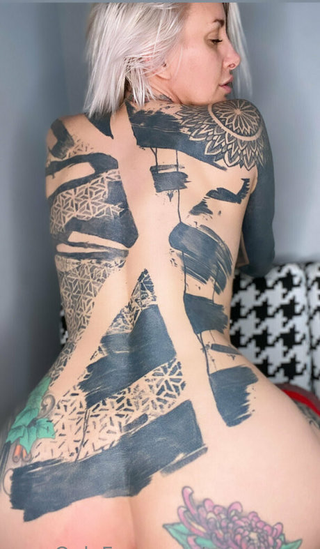 巨大なチンポを持つシーメールオンリーファンズ 可愛い 画像